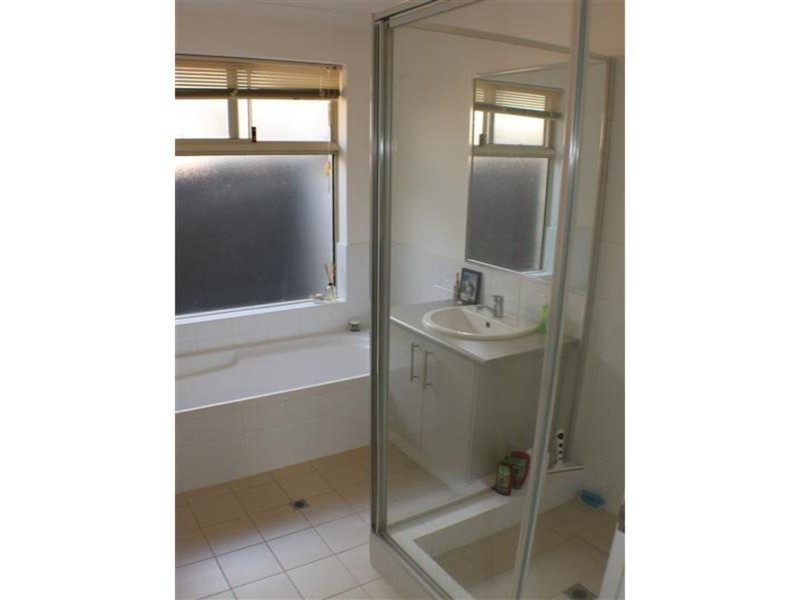 2/10 Dulegal Way, Aveley WA 6069