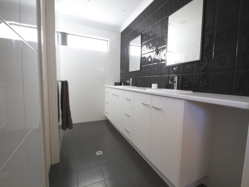 15 Bathurst Gardens, Darch WA 6065