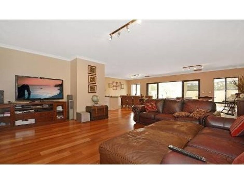 26 Sandringham Drive, Darch WA 6065