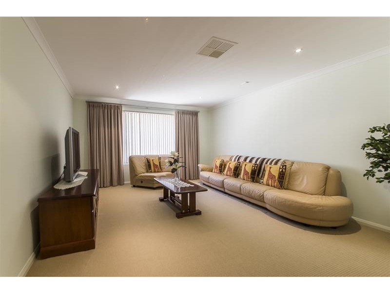 15 Sutton Way, Darch WA 6065