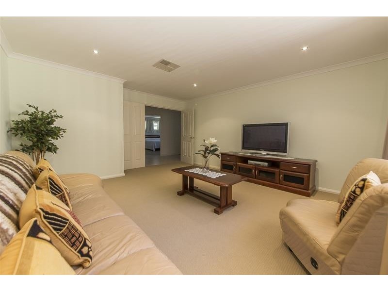 15 Sutton Way, Darch WA 6065