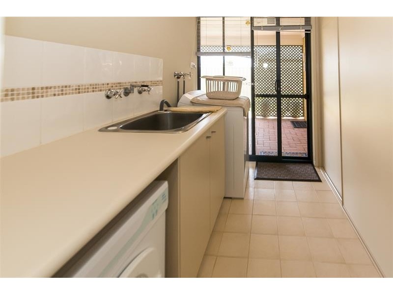 15 Sutton Way, Darch WA 6065