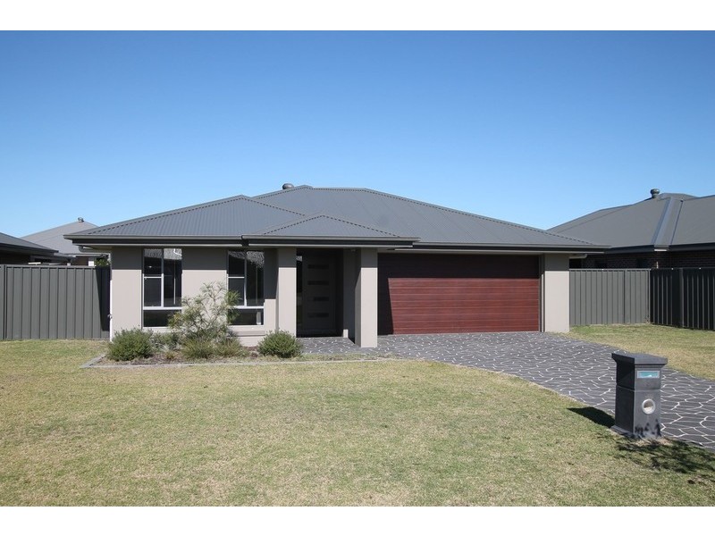 4 Water Street, Fern Bay NSW 2295