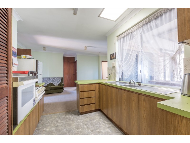 122 Railway Parade, Queens Park WA 6107