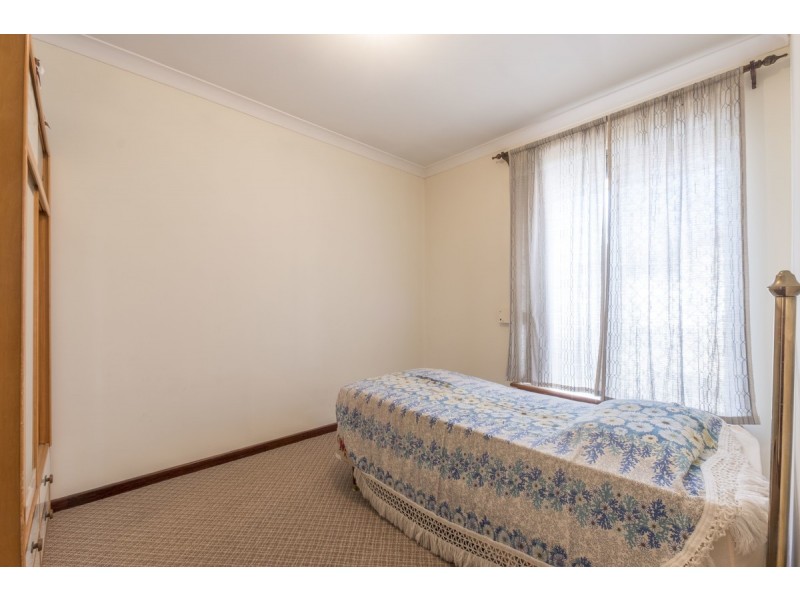 122 Railway Parade, Queens Park WA 6107