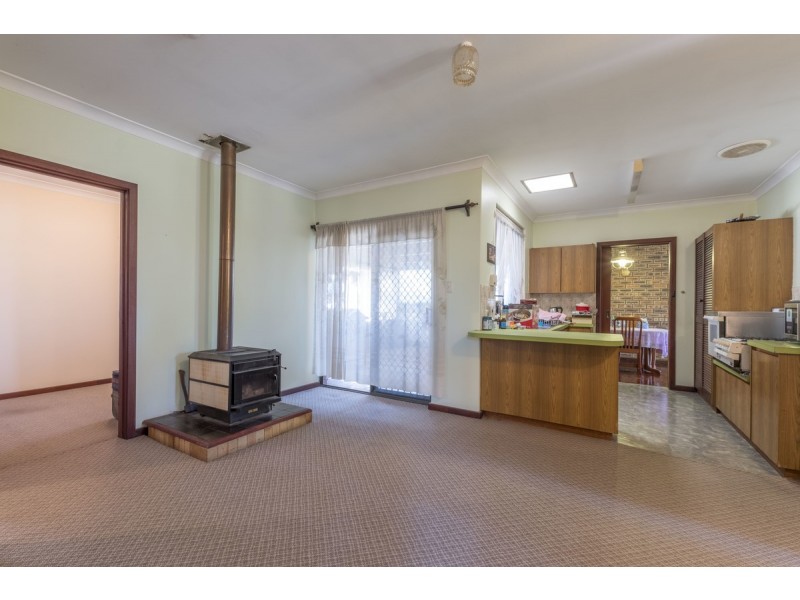 122 Railway Parade, Queens Park WA 6107