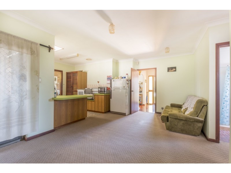 122 Railway Parade, Queens Park WA 6107