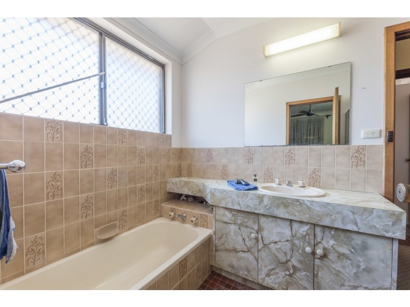 122 Railway Parade, Queens Park WA 6107