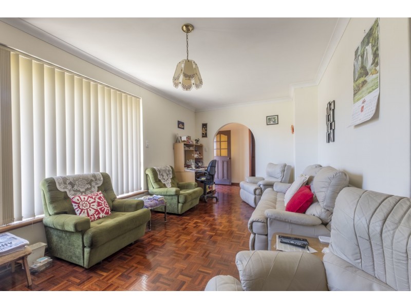 122 Railway Parade, Queens Park WA 6107