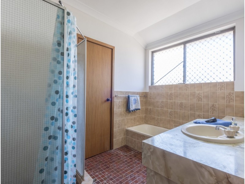 122 Railway Parade, Queens Park WA 6107