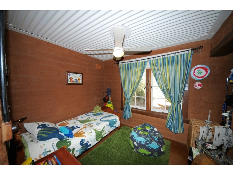 8 Clayden Street, Wooroloo WA 6558