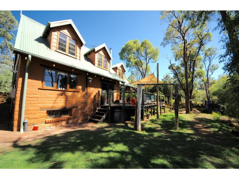 8 Clayden Street, Wooroloo WA 6558