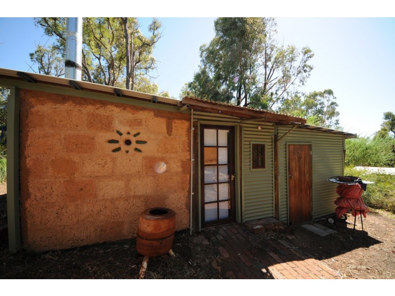 8 Clayden Street, Wooroloo WA 6558