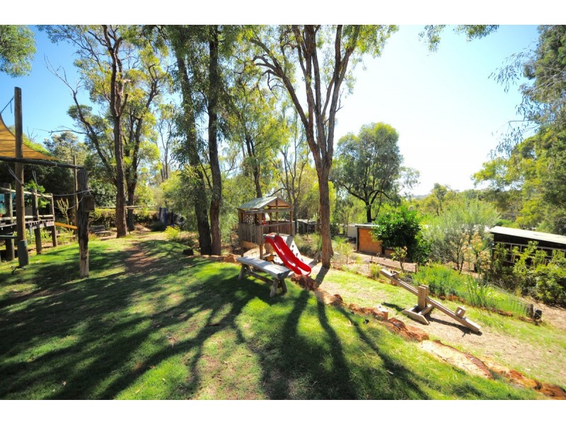8 Clayden Street, Wooroloo WA 6558