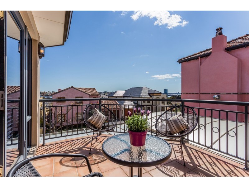 6 Kirkby Ridge, Salter Point WA 6152