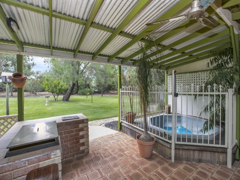 37 Wolfe Road, Oakford WA 6121