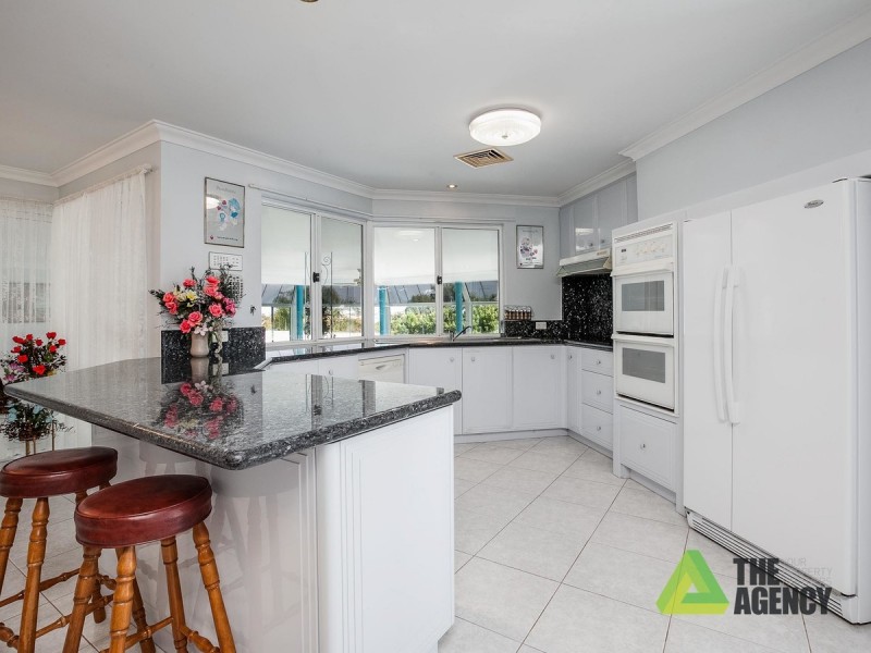 2 Ironbark Place, Halls Head WA 6210