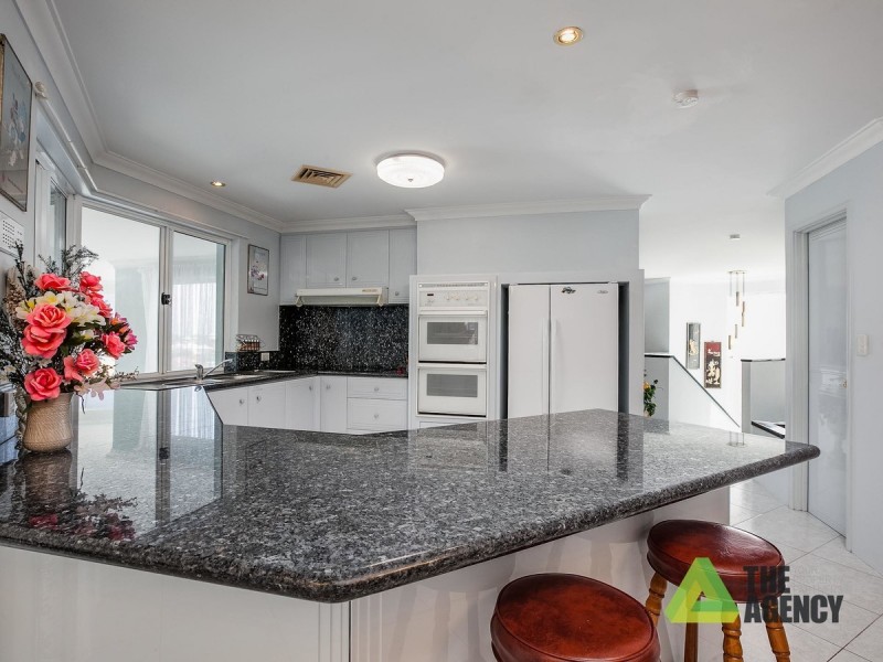 2 Ironbark Place, Halls Head WA 6210