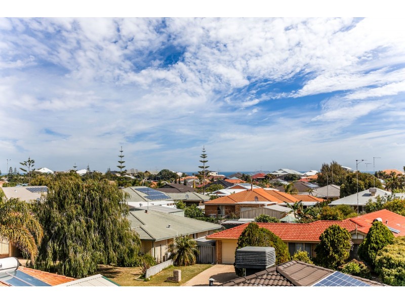2 Ironbark Place, Halls Head WA 6210