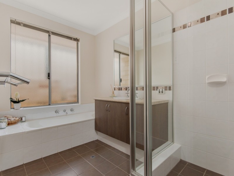 32 Oakwood Gate, Meadow Springs WA 6210