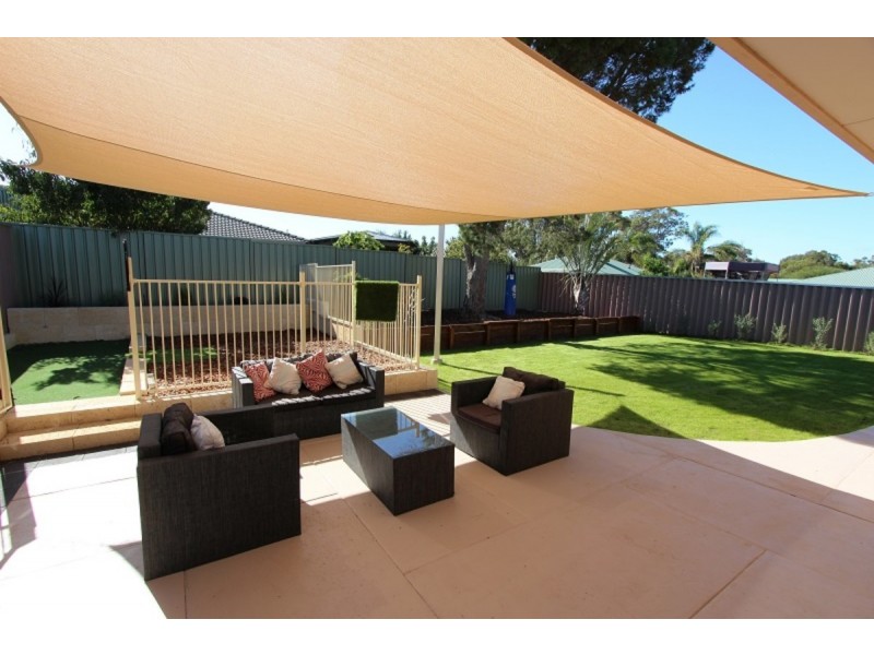 2 Wintersweet Place, Halls Head WA 6210