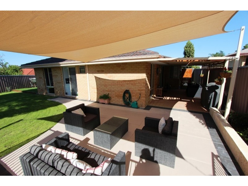 2 Wintersweet Place, Halls Head WA 6210