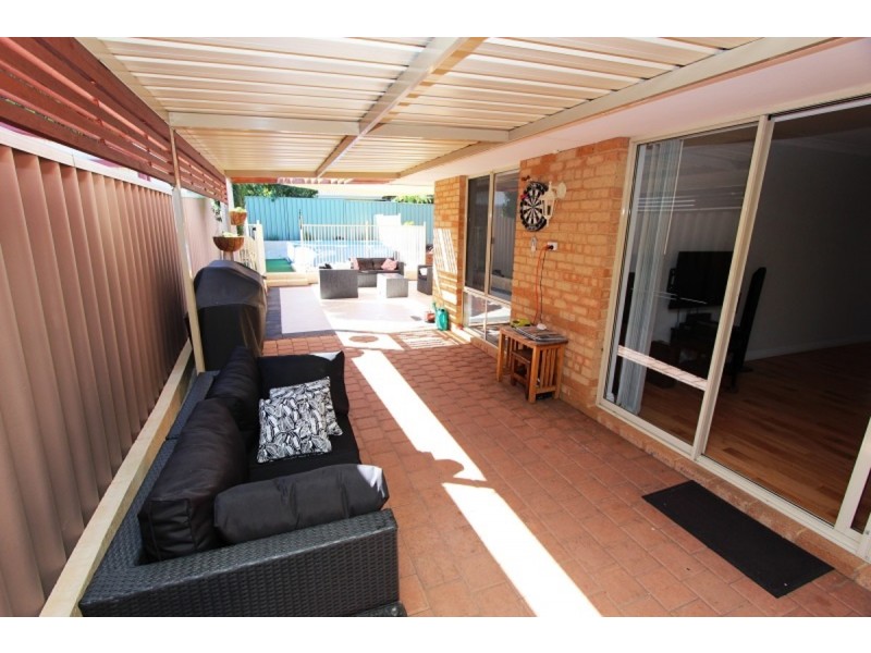 2 Wintersweet Place, Halls Head WA 6210