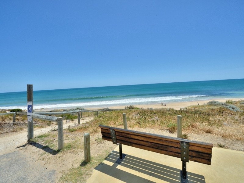 2 Wintersweet Place, Halls Head WA 6210
