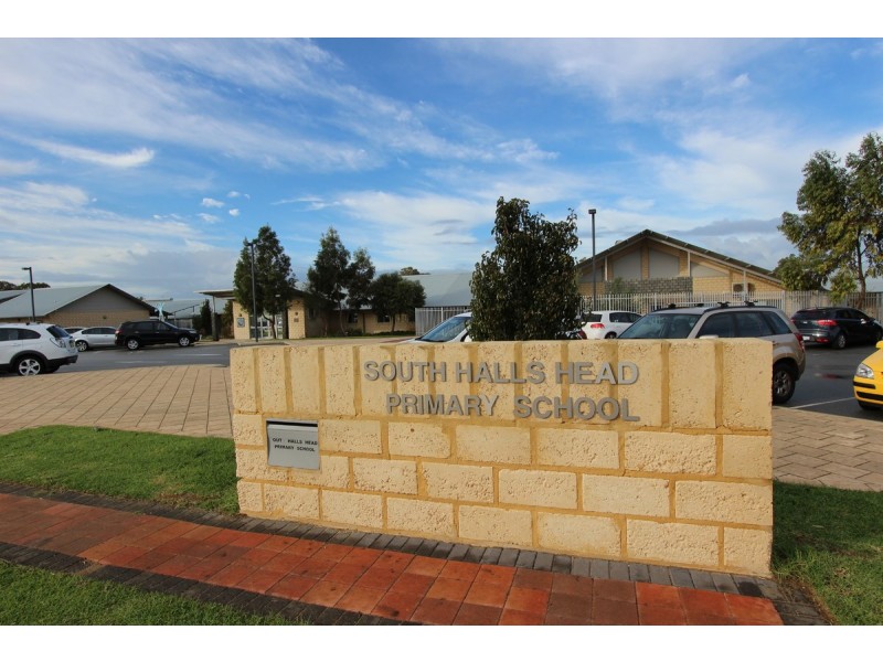 2 Wintersweet Place, Halls Head WA 6210