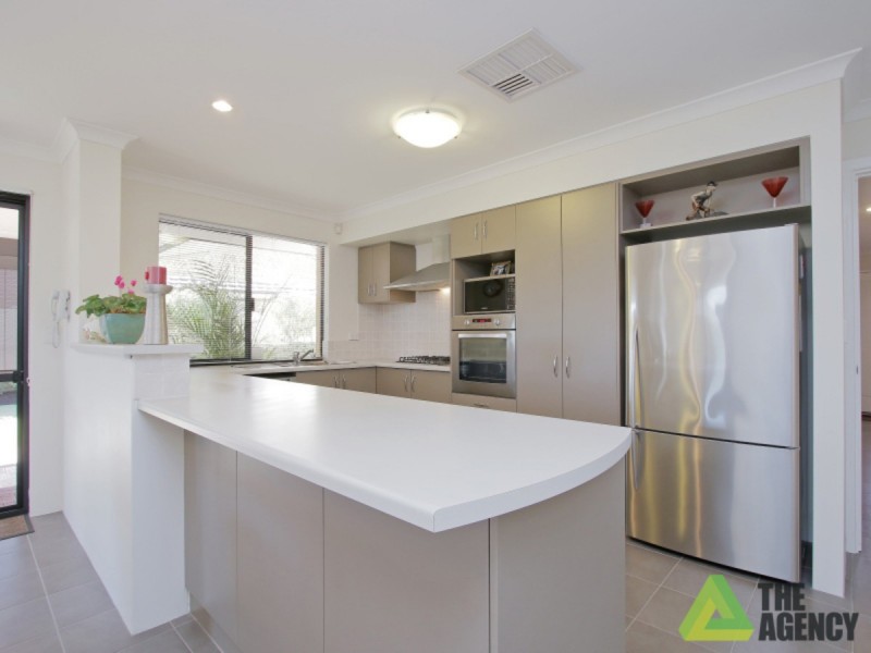 2/8 Haigh Road, Canning Vale WA 6155