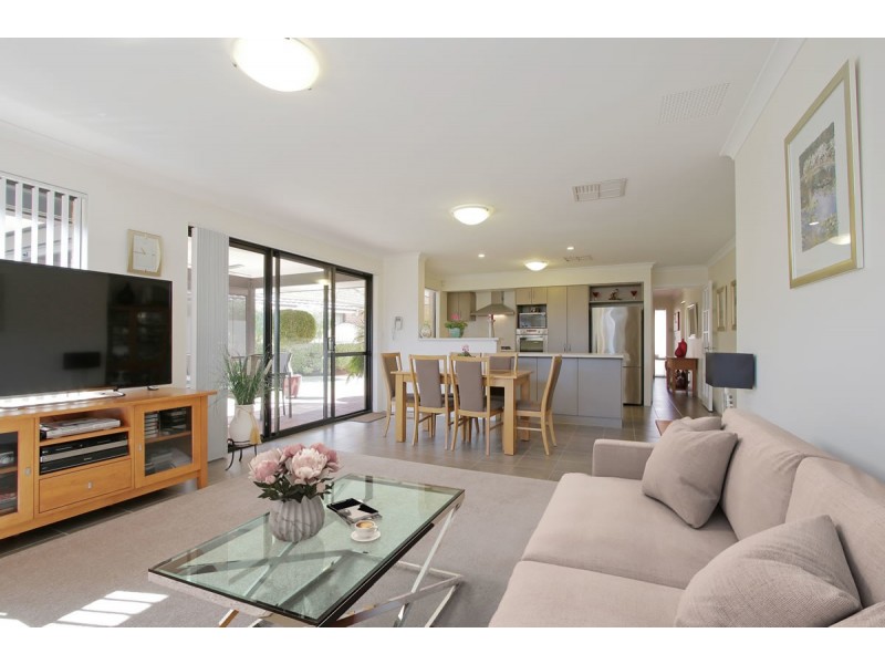 2/8 Haigh Road, Canning Vale WA 6155