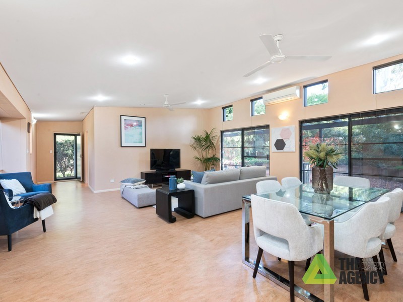 27 Holly Way East, Kalamunda WA 6076