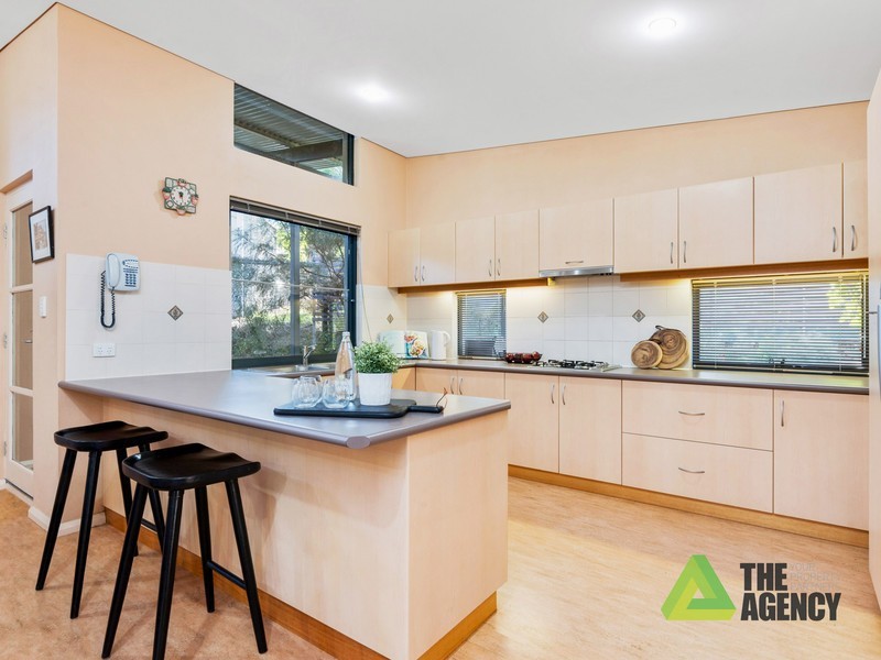 27 Holly Way East, Kalamunda WA 6076