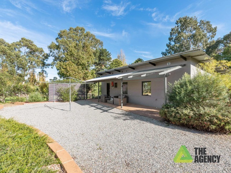 27 Holly Way East, Kalamunda WA 6076