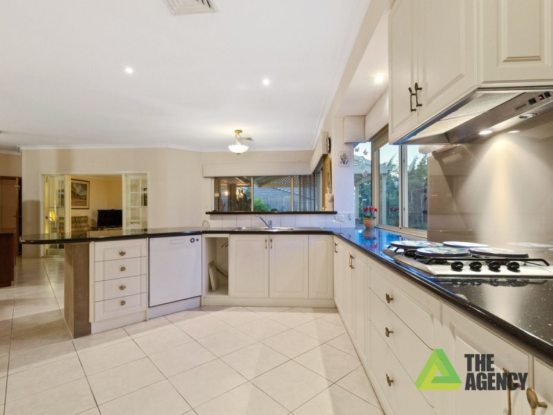 32 Peterborough Circle, North Lake WA 6163