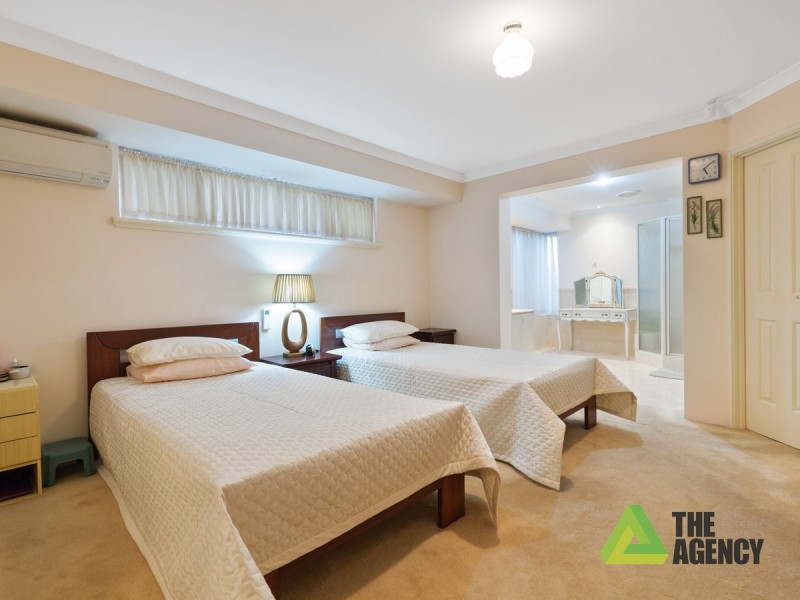 32 Peterborough Circle, North Lake WA 6163