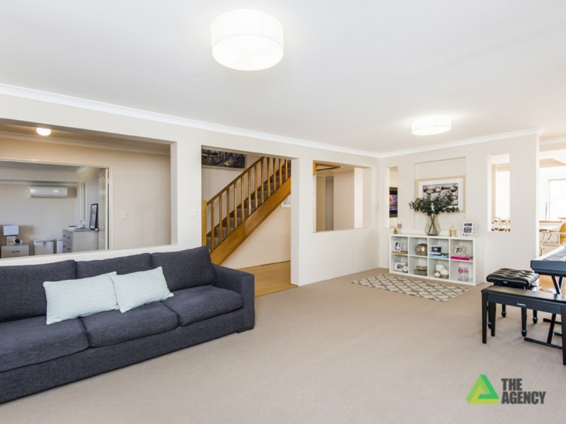 10 Kenworth Pass, Success WA 6164