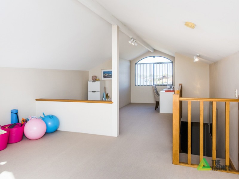 10 Kenworth Pass, Success WA 6164