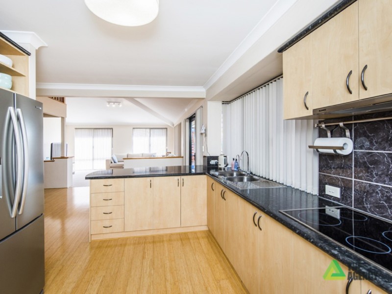 10 Kenworth Pass, Success WA 6164