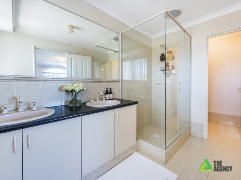 10 Kenworth Pass, Success WA 6164