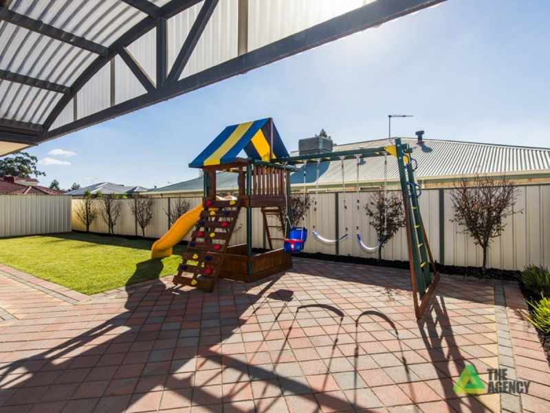 10 Kenworth Pass, Success WA 6164