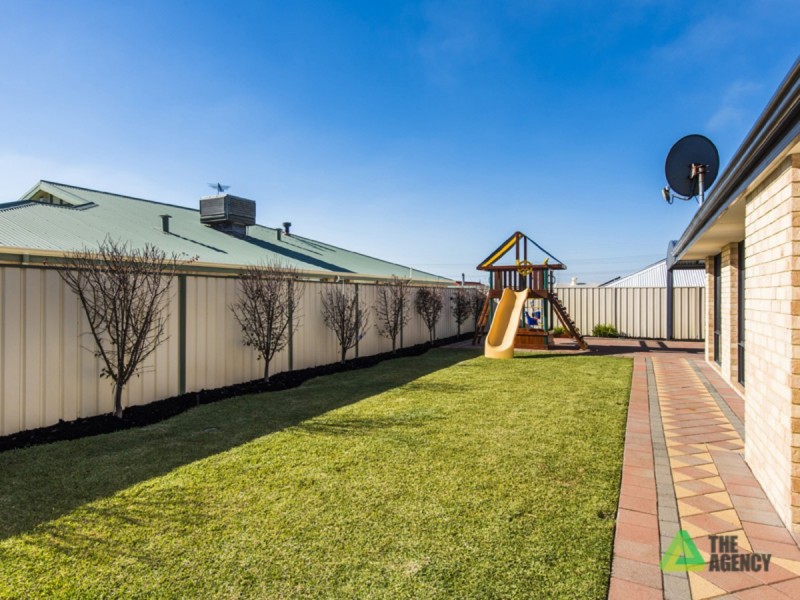 10 Kenworth Pass, Success WA 6164