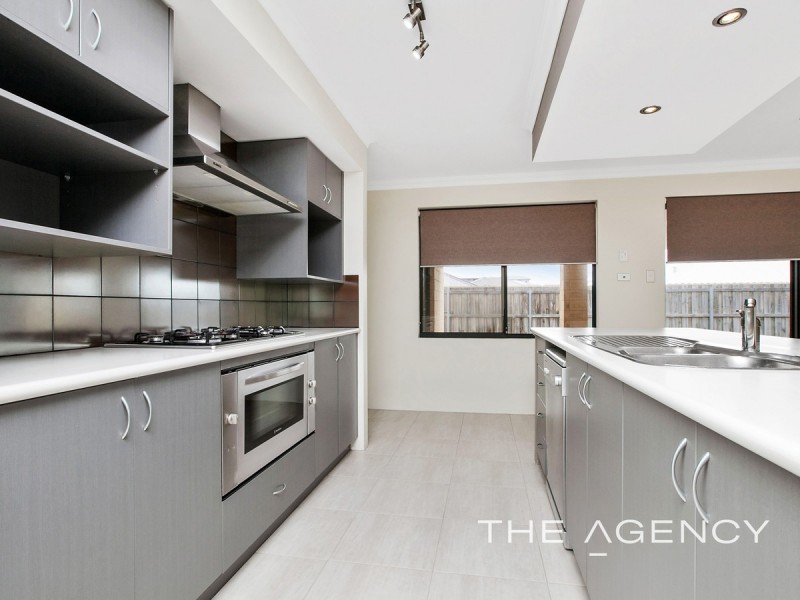 16 Splendens Turn, Halls Head WA 6210