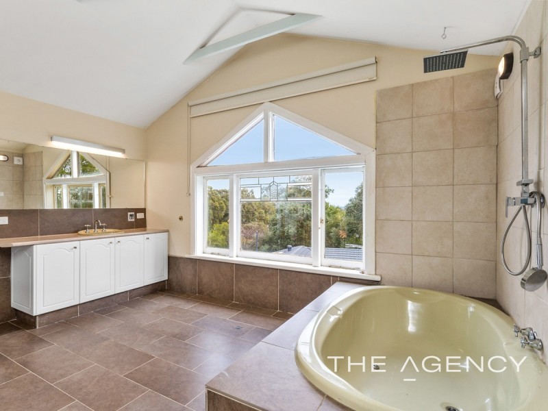 2 Scenic Drive, Maida Vale WA 6057