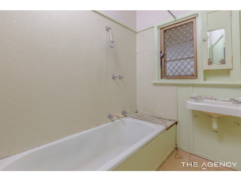 8 Harwood Street, Hilton WA 6163