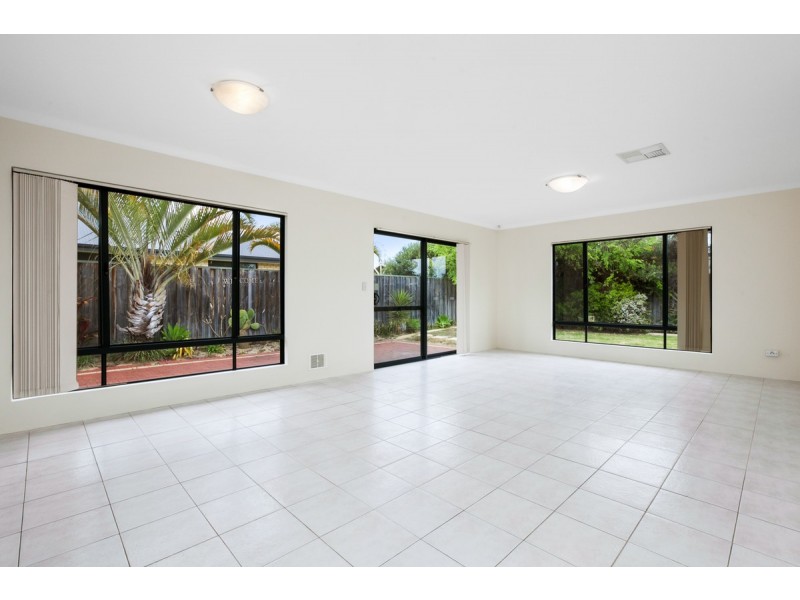 196 Peelwood Parade, Halls Head WA 6210