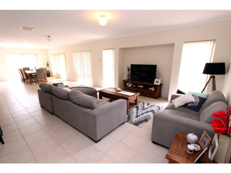 1 Senecio Way, Halls Head WA 6210