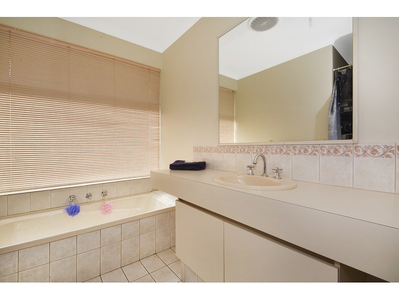 77 Inverness Circle, Camillo WA 6111