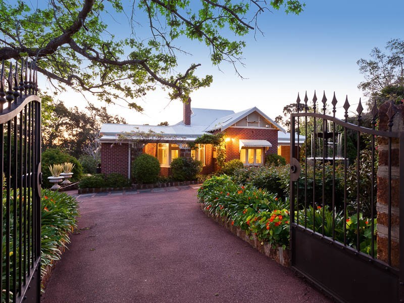 1 Jaraba Avenue, Gooseberry Hill WA 6076