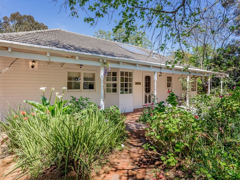 9 Ronneby Road, Lesmurdie WA 6076